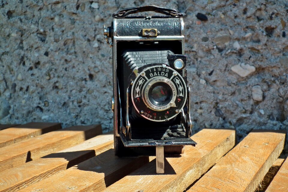 Photo old camera monument