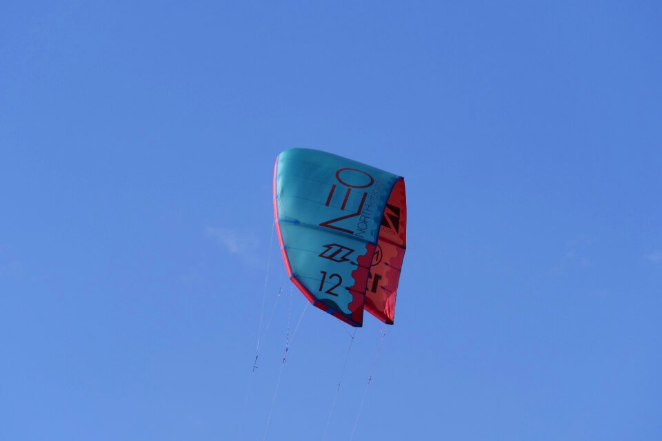 Kiting kite surfing kite-surfing