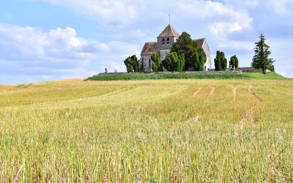 Building field la genevraye