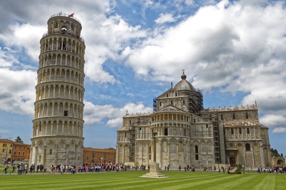 Leaning tower the cathedral of santa maria assunta church