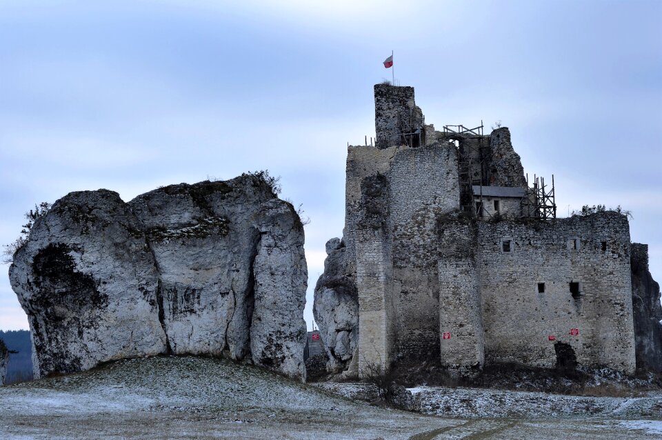 Crash the ruins of the historically
