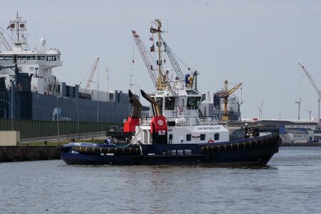 Towing vessel towing port