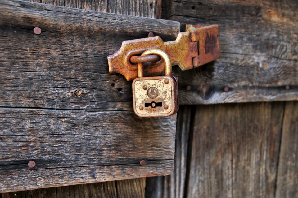 Closed entrance rust
