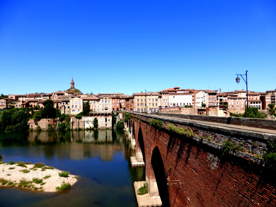 Bridge river monuments