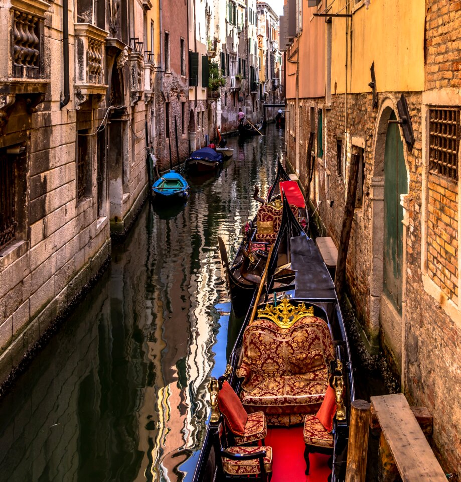 Architecture gondola channel