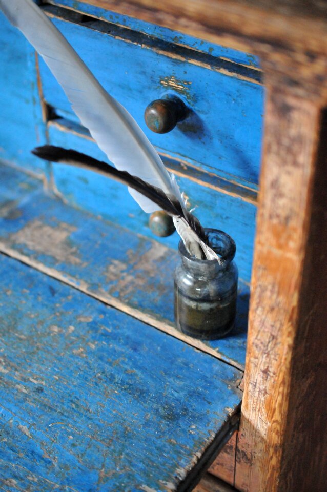 Desktop spring quill