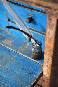 Desktop spring quill