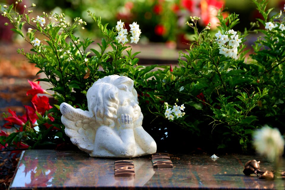 Sculpture mourning statue