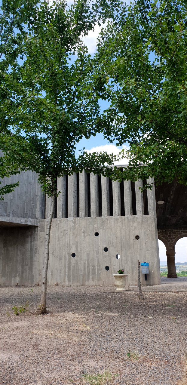 Ermita en Alberite, La Rioja del siglo XV, pero con una interesante reforma en 2009 de Juan M. Otxotorena. Tiene ahora un retablo traído aquí de otra iglesia cuando finalizó la reforma en 2009. Esta r