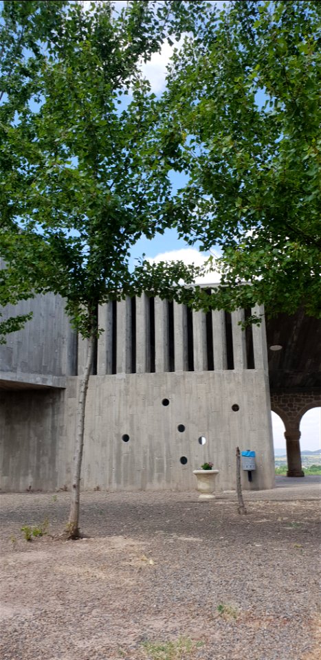 Ermita en Alberite, La Rioja del siglo XV, pero con una interesante reforma en 2009 de Juan M. Otxotorena. Tiene ahora un retablo traído aquí de otra iglesia cuando finalizó la reforma en 2009. Esta r