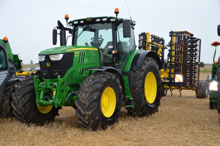 Machine farm tug