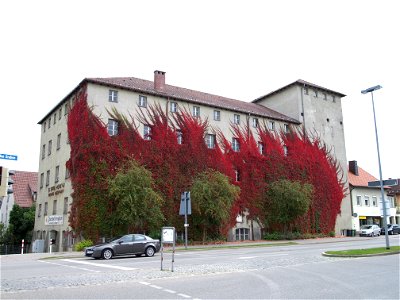 Kaufbeuren, Am Graben 20, ehemalige Spittelmühle, mit Wildem Wein in Herbstfärbung photo