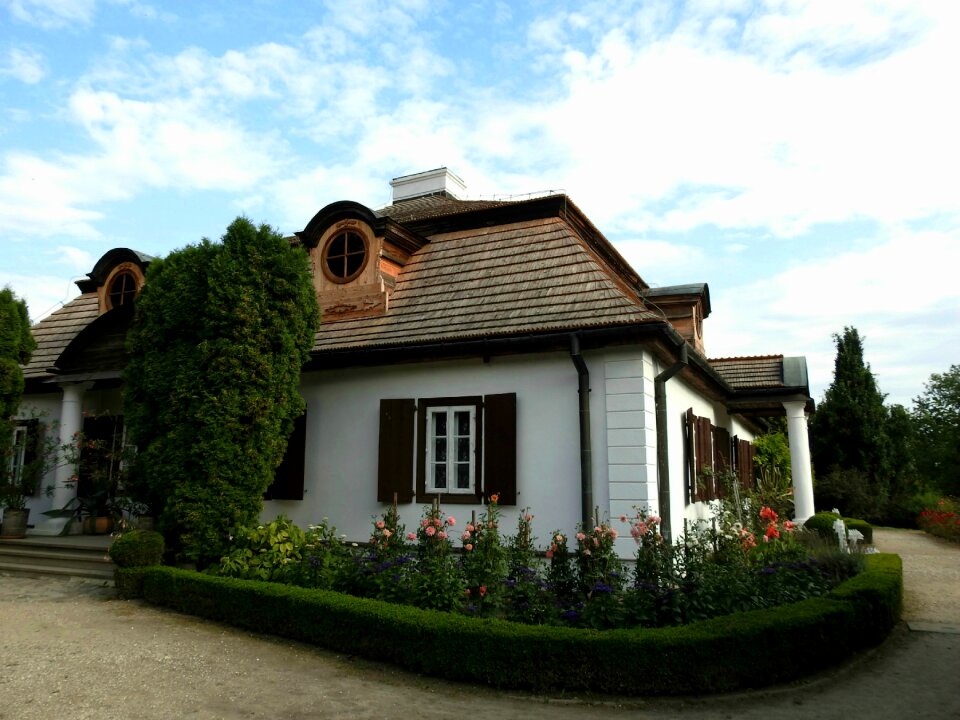 Monument building and construction building