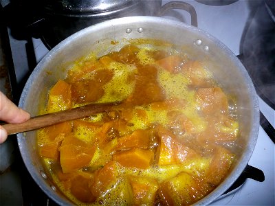 Cucurbita maxima Zapallo Plomo semillería Costanzi - 2014 04 02 - Squash M preparing "Quibebé" 1 smashing cubes in the pot