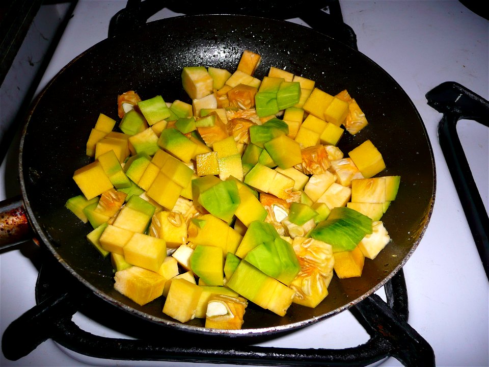 Cucurbita maxima Zapallo Plomo semillería Costanzi - 2014 04 08 - Squash Q zapallito in cubes in a pan. Ready for "zapallito saltado".