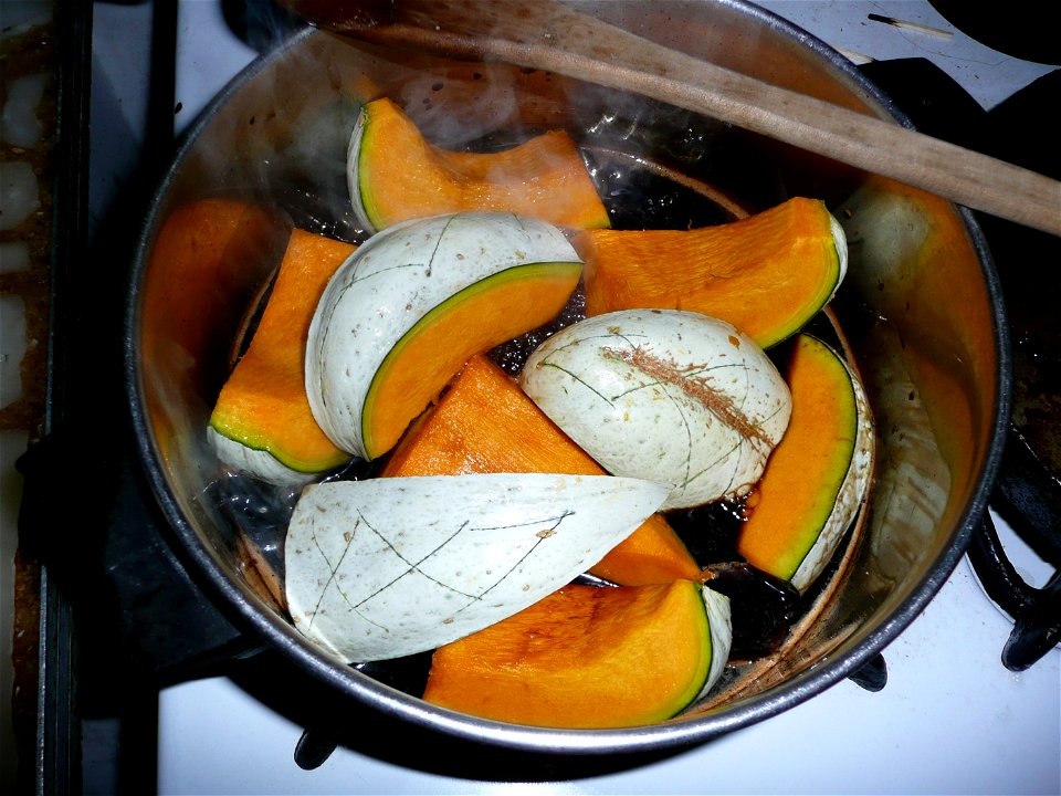 Cucurbita maxima Zapallo Plomo semillería Costanzi - 2014 05 01 - squash G preparing "calabaza en tacha"