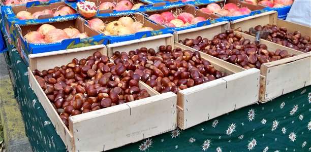 Chataignes en vente sur le marché d'Apt (Vaucluse, France) photo