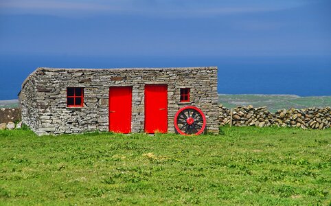 Red stone house wagon wheel photo