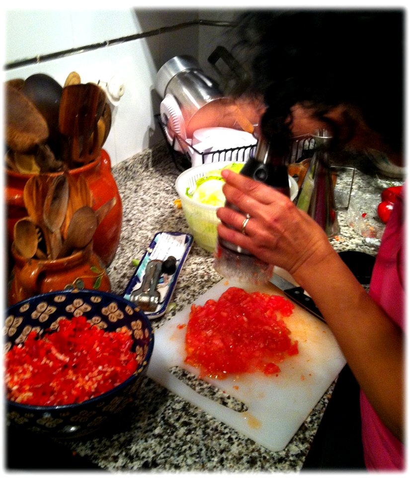 CORTANDO EL TOMATE