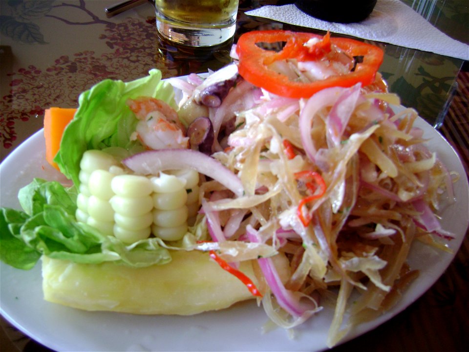 Un plato de "chinguimixto", consistente en media porción de chinguirito (ceviche del pez 'guitarra') y media porción de ceviche mixto de mariscos; Se acompaña con yuca,camote, una hoja de lechuga y un