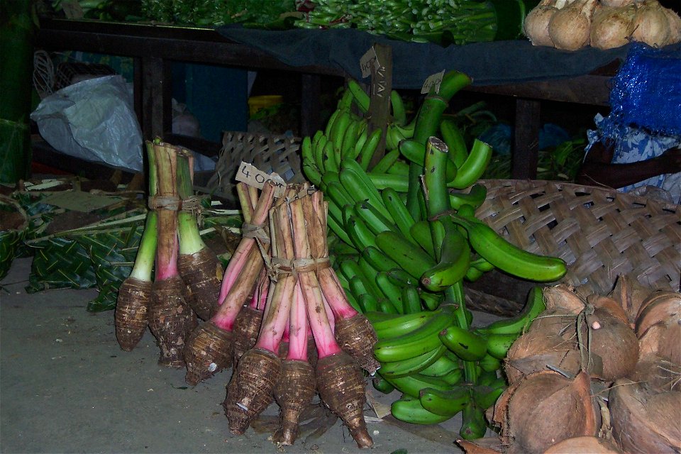 Green bananas - personnal picture, free license (see below).