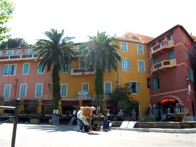 Façades multicolores, soleil, palmiers et artiste peintre : il ne manque rien au décor à Villefranche-sur-Mer (06).