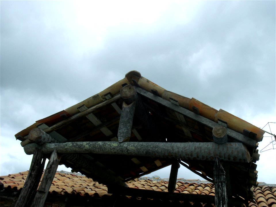 Cimo de pórtico de arquitetura popular sertaneja feito com carnaúba.