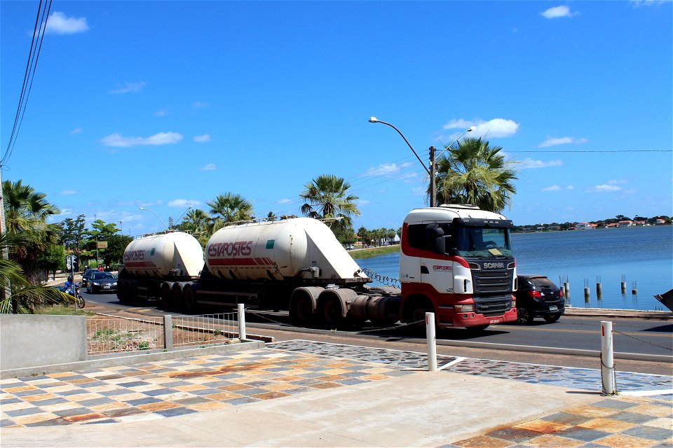 Caminhão da Scania numa rodovia no Brasil