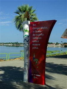 Monumento a tocha olímpica, na margem da BR-343, pelo revesamento da tocha olímpica pelo país, em Campo Maior. Em ângulo com uma carnaúba.