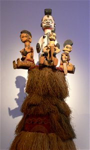 Stuttgart, Linden-Museum

Ahnenmaske des Ekpo-Bundes; Ibibio (Südnigeria), 19. Jh., Holz und Raffiafasern; Inv. Nr. 28412
