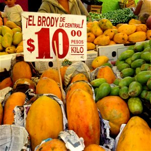 Papayas for sell in Mexico City urban market (tianguis)