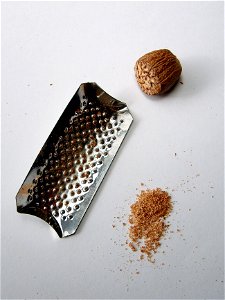 Nuez mozcada, antes y después de ser rallada.
