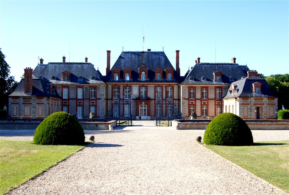 Château de Breteuil, façade sud.