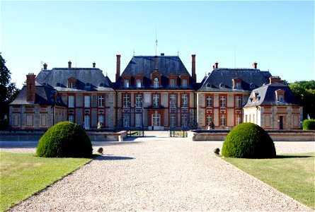 Château de Breteuil, façade sud. photo