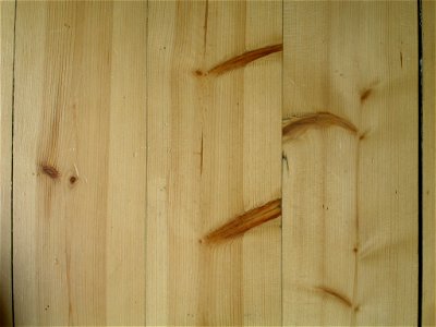 The two boards to the left are both of Pine tree wood (Pinus sylvestris) , and the one to the right is of spruce wood (Picea abies) . Typical differences are: 1. Pine has reddish hart wood and light s