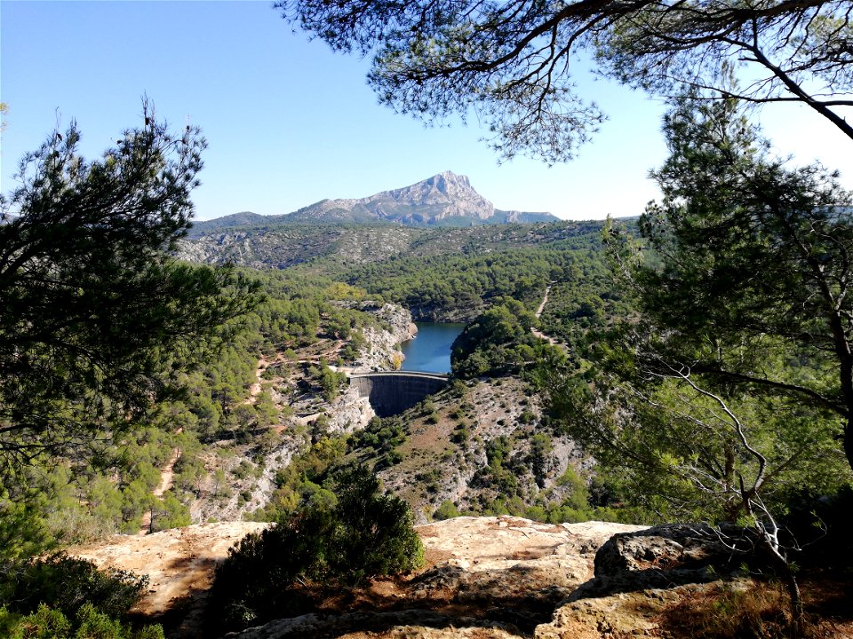 Montagne Sainte-Victoire et Barrage Zola, près d'Aix-en-Provence, Bouches-du-Rhône, Provence-Alpes-Côte d'Azur, France (10/2021)