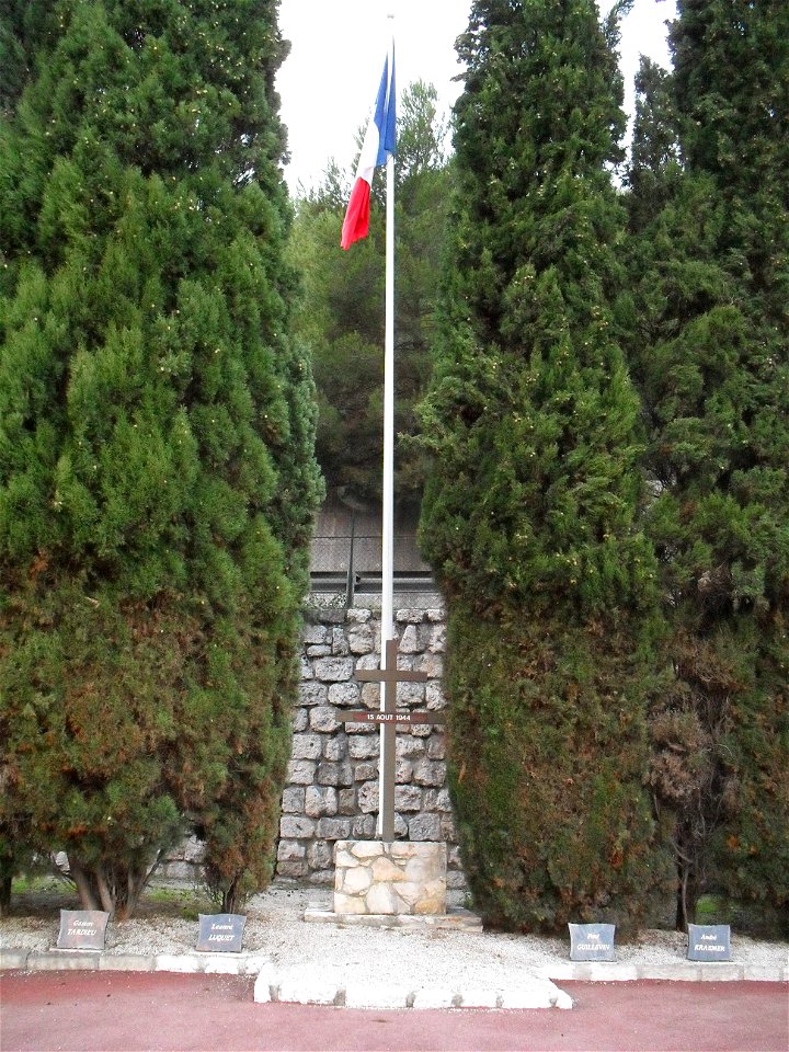 Photo de la Croix de Lorraine et du drapeau du carré des fusillés de l'Ariane à Nice