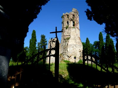 Les ruines de l'église de Noguès (Lescure, Ariège).