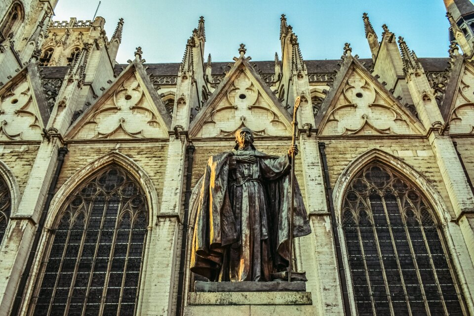 Sculpture cardinal statue