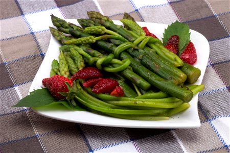 Asperges rôties avec des fraises et liées avec des asperges des bois.