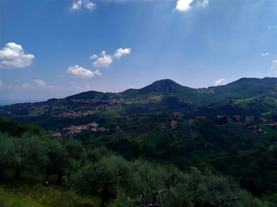 Vista dal santuario dei santi Cosma e Damiano sulla zona di Tocco Caudio (BN). Dal piano più vicino al più lontano: il colle con una contrada Vigna, il colle con su il centro storico abbandonato, il n