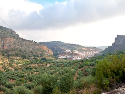 Vista de la localidad de Molinicos (Albacete) bañada en un mar de olivos.