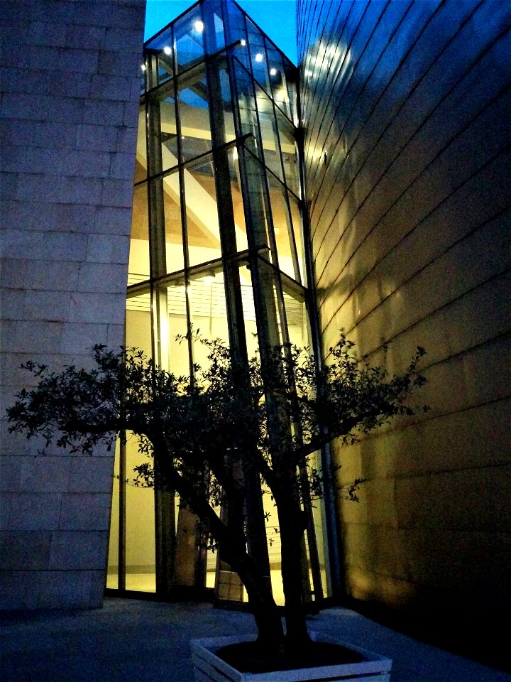 "Árbol de los deseos para Bilbao" es una obra participativa de Yoko Ono sita en el Museo Guggenheim. Forma parte de una serie que la artista inicia en 1996, basándose en una tradición japonesa que con
