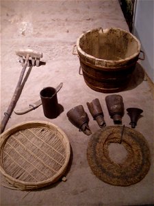 Musée du patrimoine traditionnel de Djerba, matériel de collecte des oliviers photo