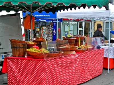 vente d'olives sur le marché d'Apt, Vaucluse, France