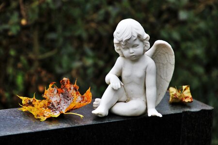 Figure angel monument
