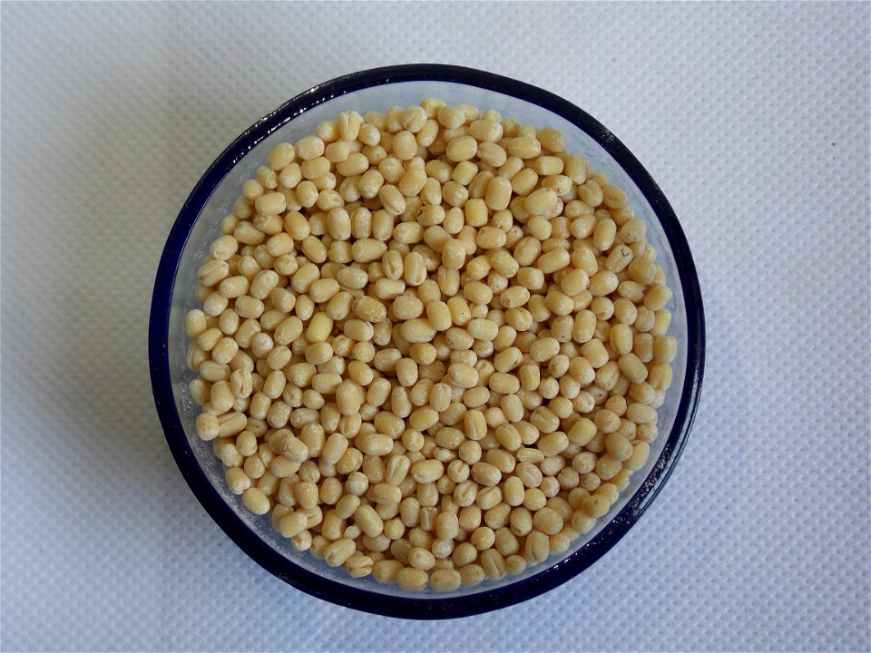 Peeled urad beans