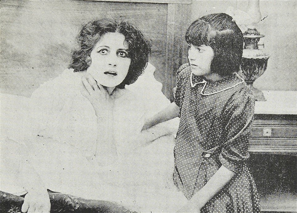 María Padín-actriz argentina en una escena de la película chilena "La avenida de las Acacias", 1918