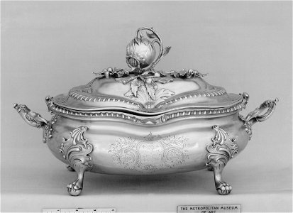 Soup tureen