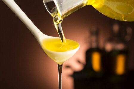 Tea seed oil salad oil brown tea